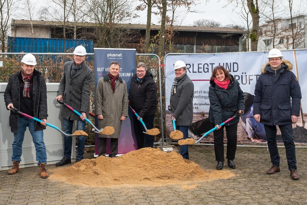 Gruppenfoto zum Spatenstich Glasfaserausbau Bergisch Gladbach
