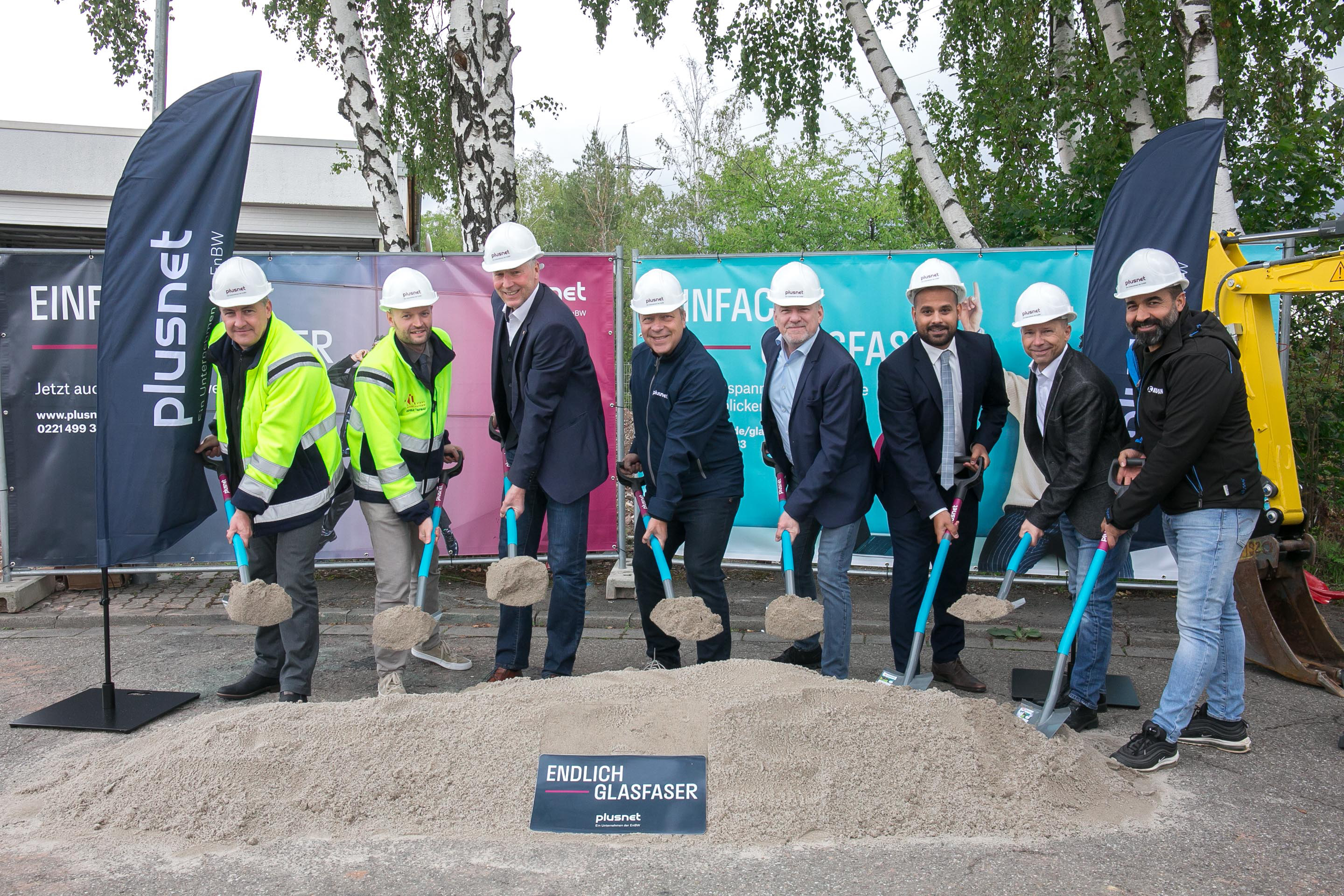 Foto vom Spatenstich für Glasfaserausbau in Kaiserslautern mit Männern mit Bauhelm und Schaufeln