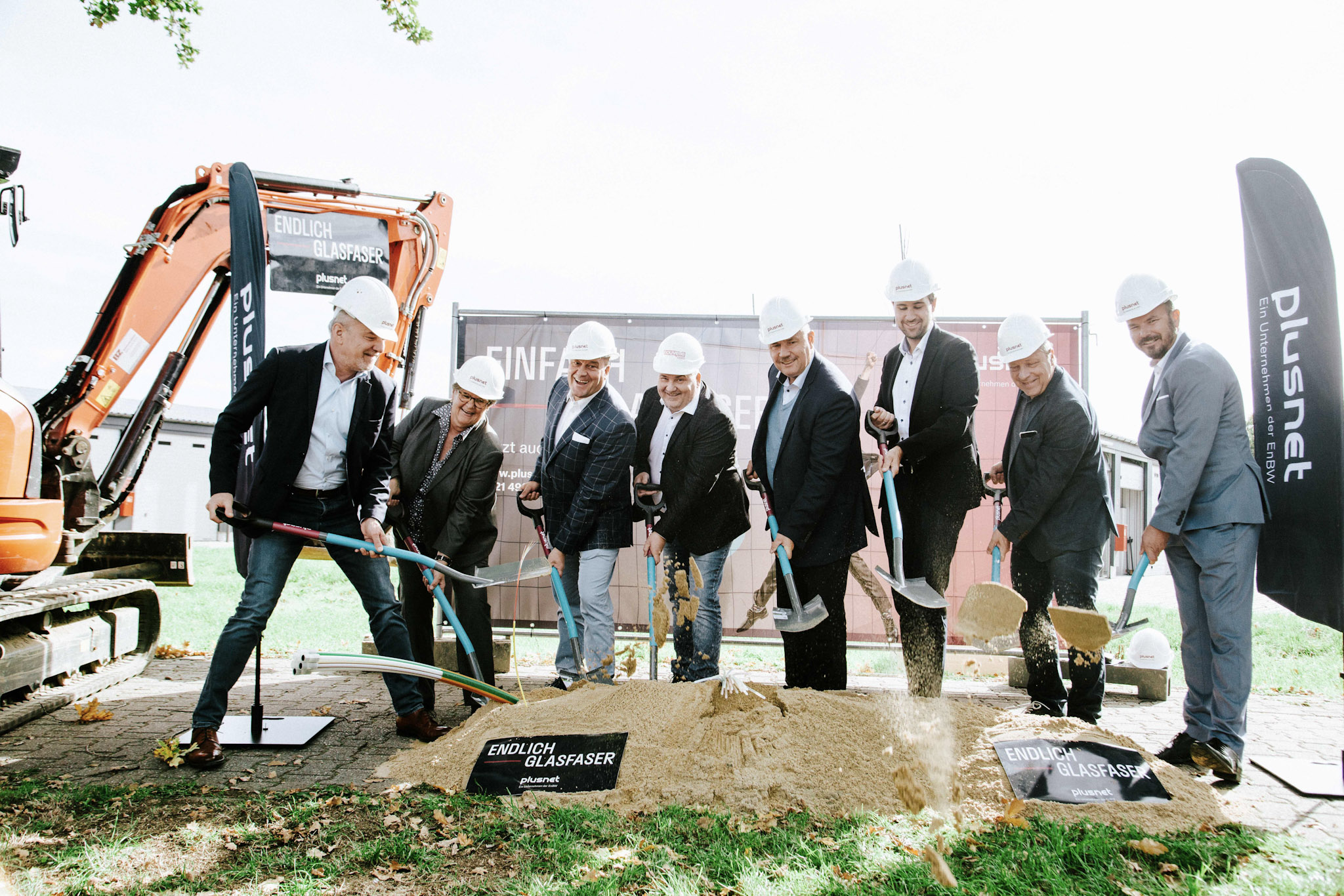 Foto vom Spatenstich in Worms mit Männern mit Bauhelm und Schaufeln