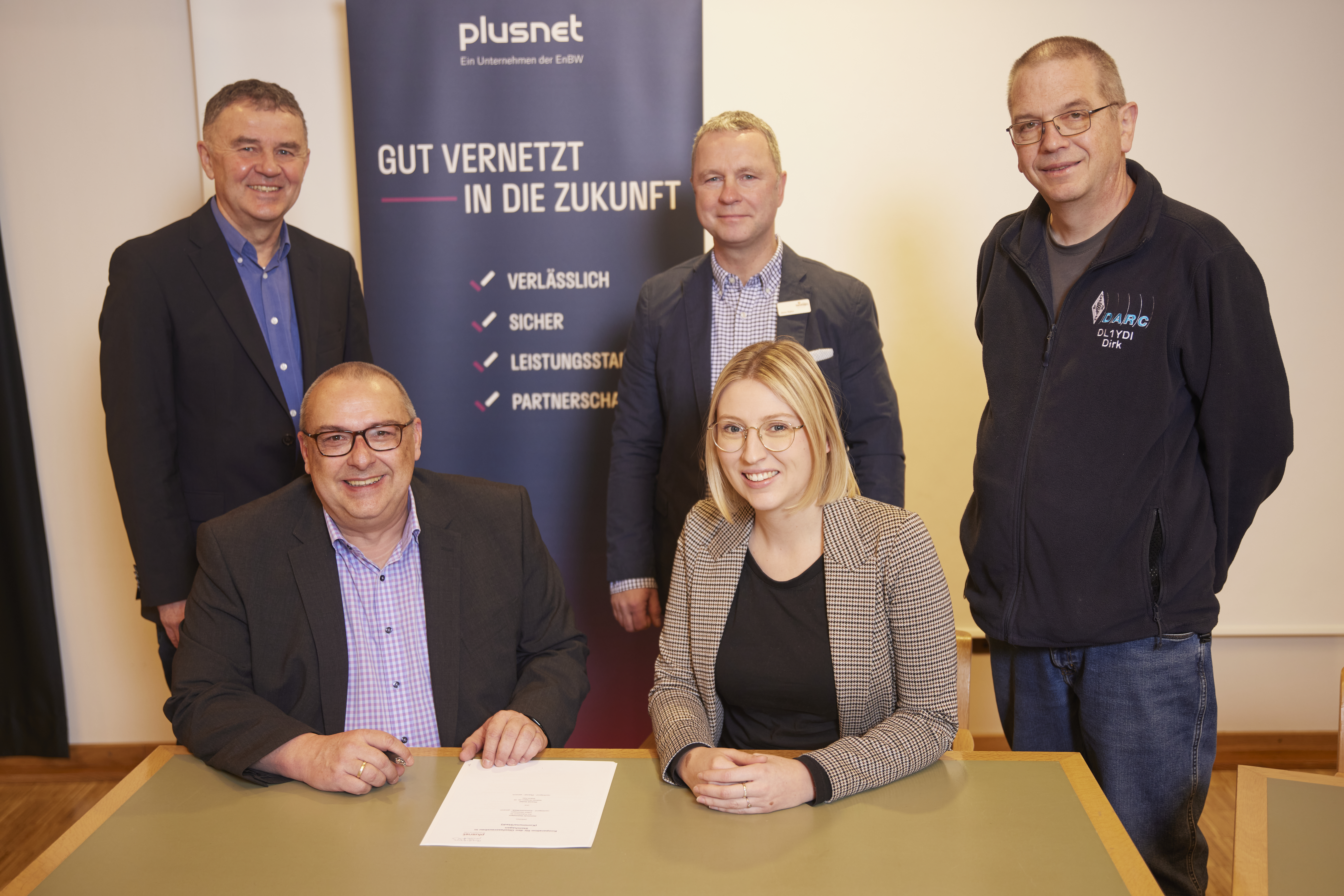 Gemeinsam mit führenden Vertretern der Gemeinde stellt die Plusnet GmbH die Weichen für den weiteren Glasfaserausbau in Steinhagen