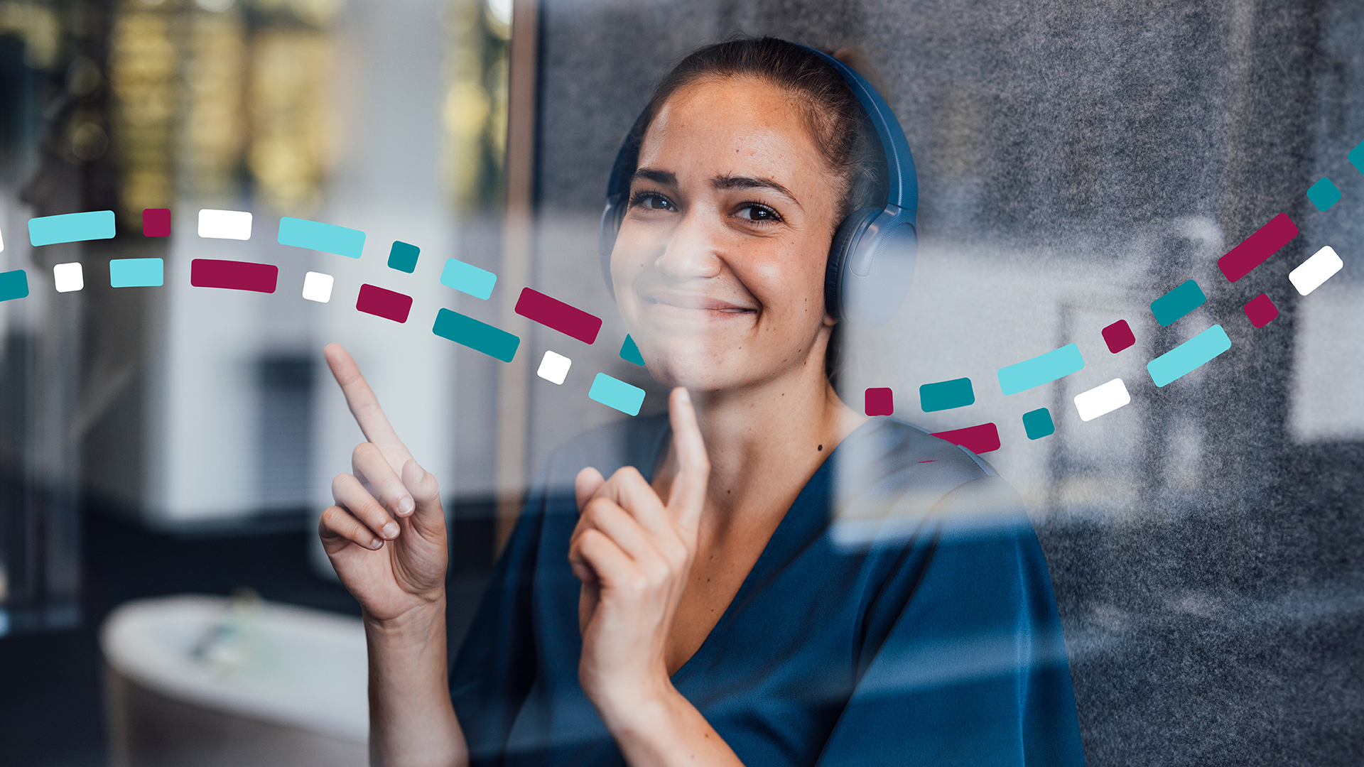 Produktbild Cloud-Telefonanlage - Lächelnde Frau mit Headset