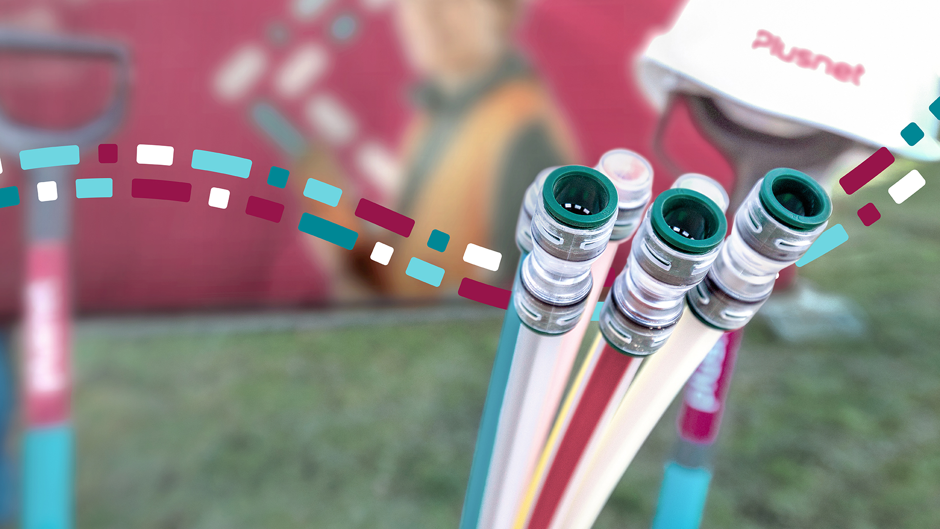 Produktbild Glasfaser - Kabel vor Plusnet-Glasfaser-Plakat und Bauhelm