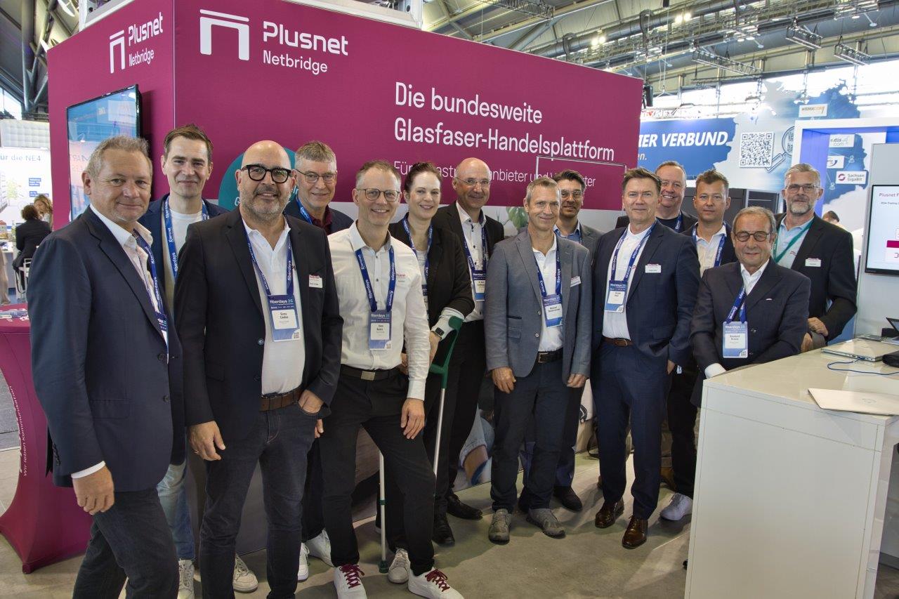 Das gesamte Standteam von Plusnet auf den Fiberdays 2025